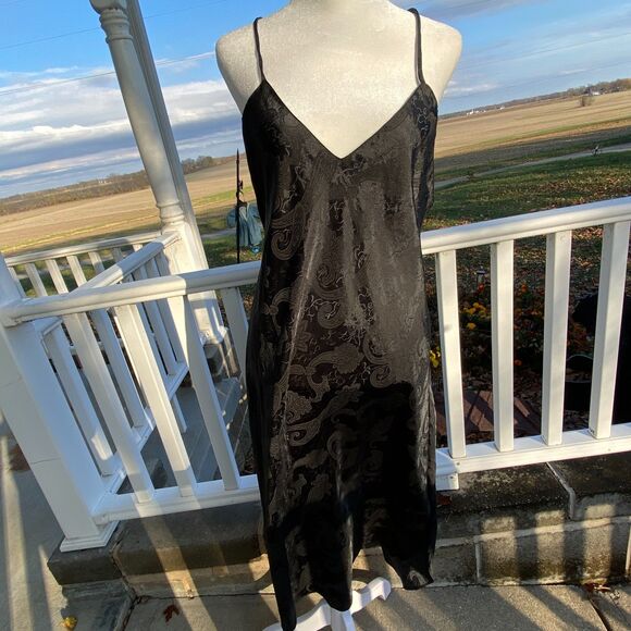 Elegant Black Chemise - Picture 1 of 8